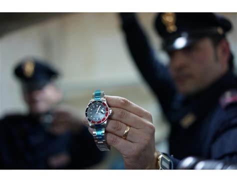 rubano rolex speronati|Lo distraggono e gli rubano il Rolex da 10mila euro.